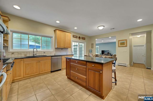 5 Pelican Court, Paramus, NJ 07652