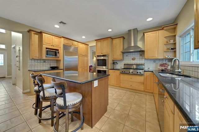 5 Pelican Court, Paramus, NJ 07652
