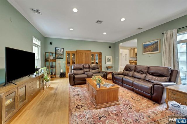 5 Pelican Court, Paramus, NJ 07652