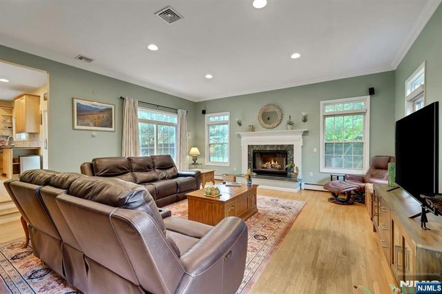 5 Pelican Court, Paramus, NJ 07652