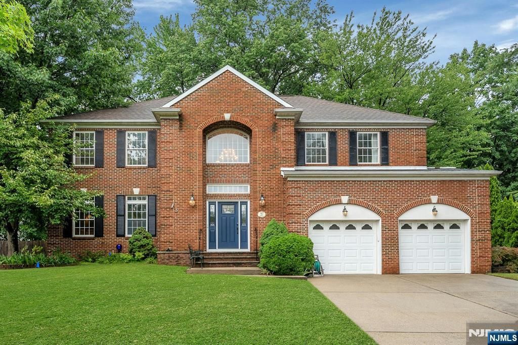 5 Pelican Court, Paramus, NJ 07652