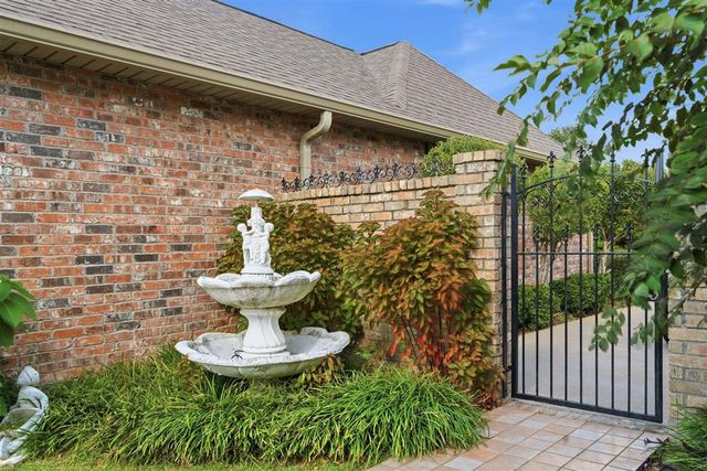 215 Pecanwood Drive, Lake Charles, LA 70605