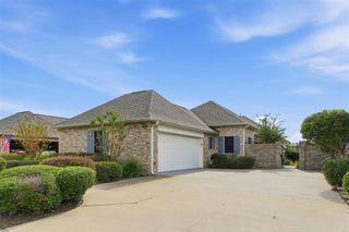 215 Pecanwood Drive, Lake Charles, LA 70605