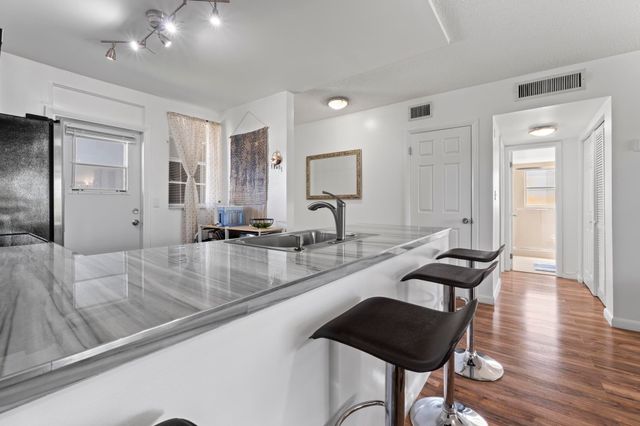 5275 NW 10th Court 305, Plantation, FL 33313