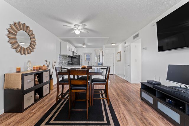 5275 NW 10th Court 305, Plantation, FL 33313