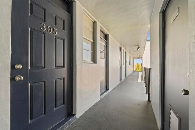 5275 NW 10th Court 305, Plantation, FL 33313