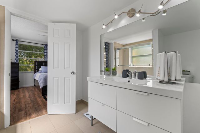 5275 NW 10th Court 305, Plantation, FL 33313