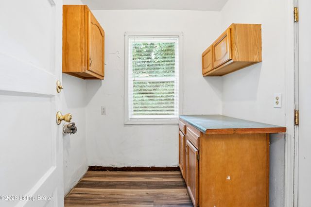 3523 Manslick Rd, Louisville, KY 40215