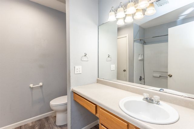 208 S Howeth Street, Gainesville, TX 76240