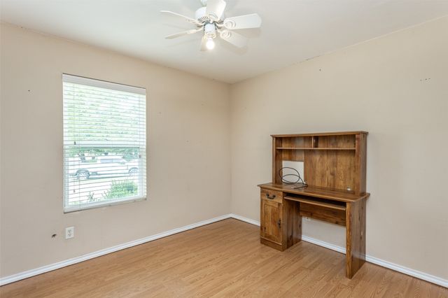 208 S Howeth Street, Gainesville, TX 76240