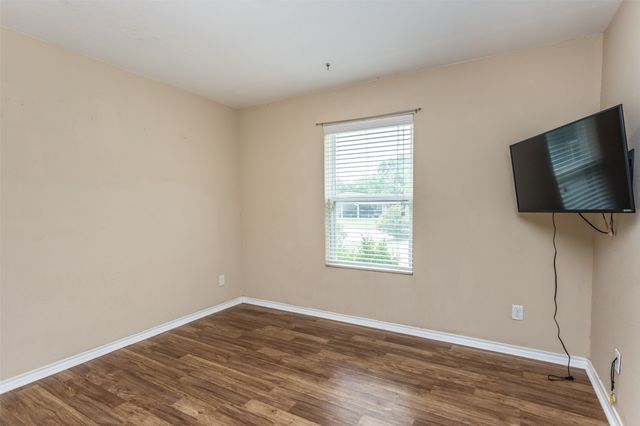 208 S Howeth Street, Gainesville, TX 76240