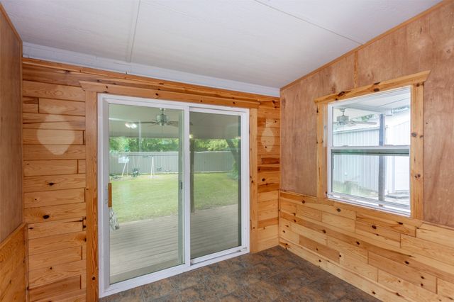 208 S Howeth Street, Gainesville, TX 76240