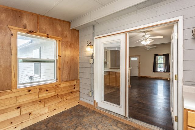 208 S Howeth Street, Gainesville, TX 76240