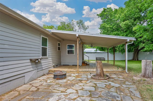 208 S Howeth Street, Gainesville, TX 76240
