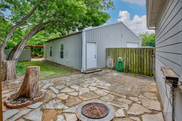 208 S Howeth Street, Gainesville, TX 76240