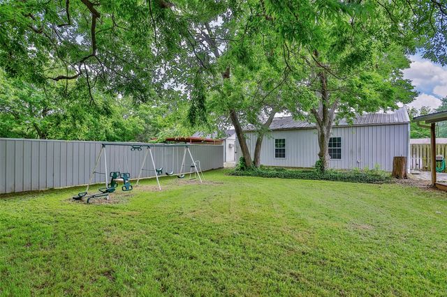 208 S Howeth Street, Gainesville, TX 76240