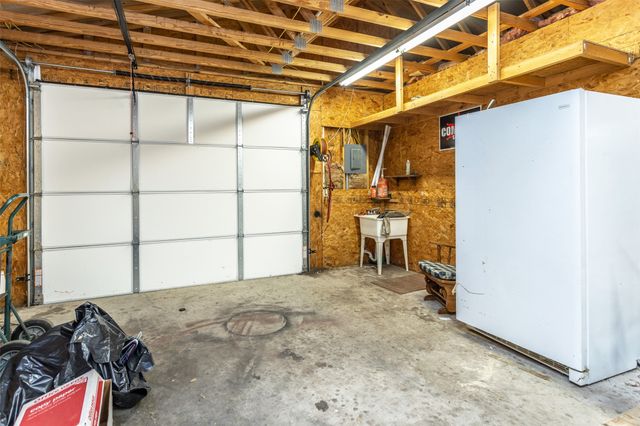 208 S Howeth Street, Gainesville, TX 76240