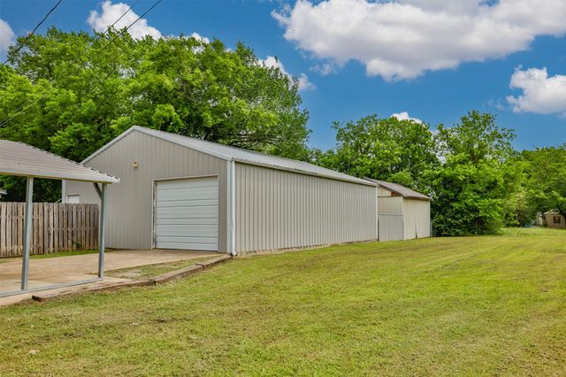 208 S Howeth Street, Gainesville, TX 76240
