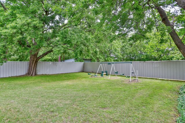 208 S Howeth Street, Gainesville, TX 76240