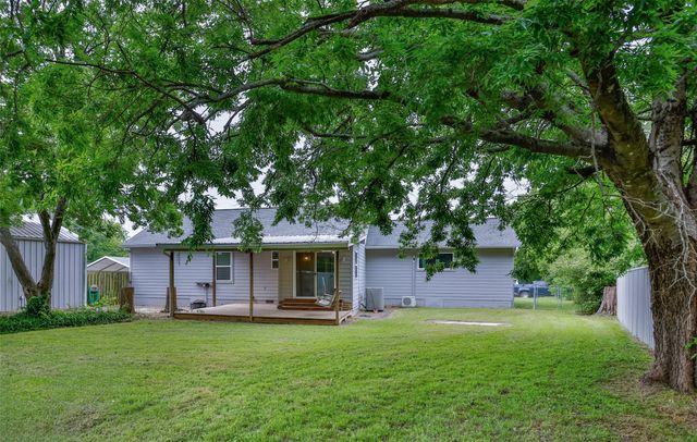 208 S Howeth Street, Gainesville, TX 76240