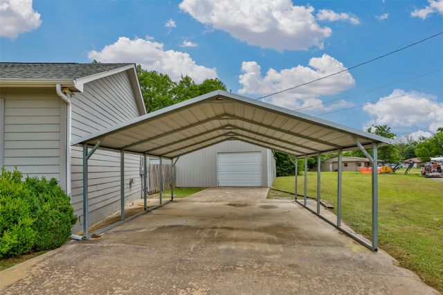 208 S Howeth Street, Gainesville, TX 76240