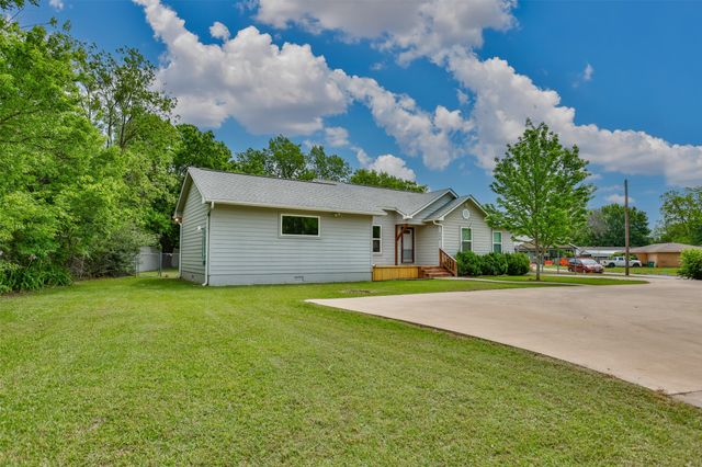 208 S Howeth Street, Gainesville, TX 76240