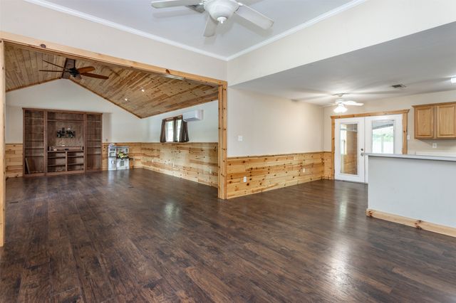 208 S Howeth Street, Gainesville, TX 76240