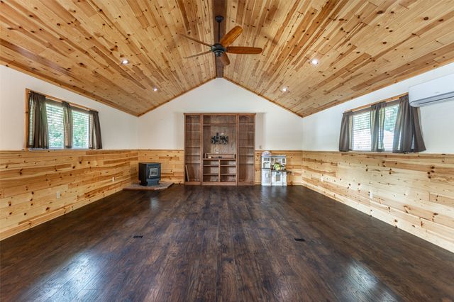 208 S Howeth Street, Gainesville, TX 76240