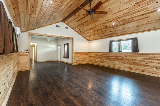 208 S Howeth Street, Gainesville, TX 76240