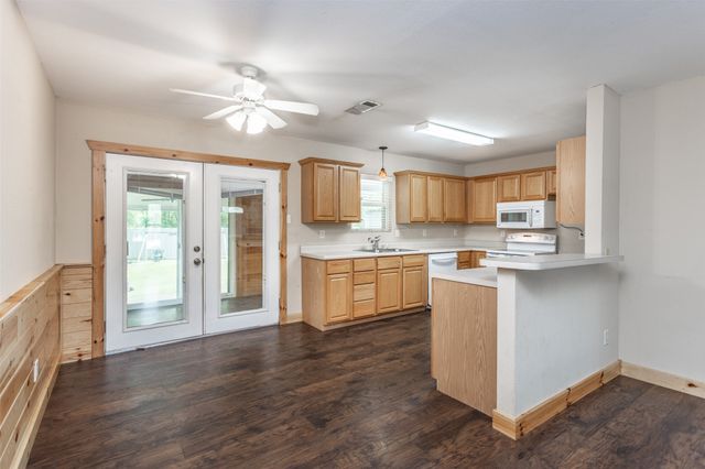 208 S Howeth Street, Gainesville, TX 76240