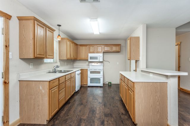 208 S Howeth Street, Gainesville, TX 76240