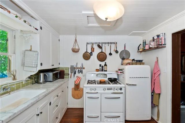 714 Blue Jay Canyon Road, Lake Arrowhead, CA 92317