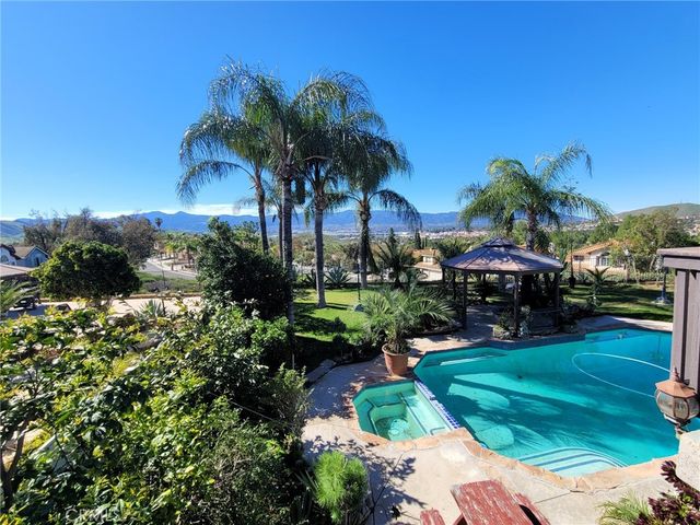 560 Calhoun Street, Corona, CA 92879