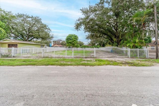 2476 NW 97th St, Miami, FL 33147