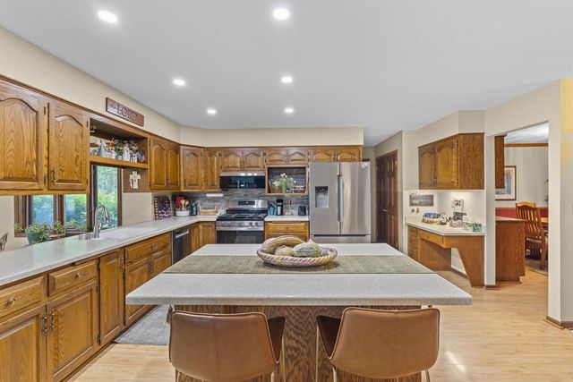 3060 Cone View LANE, Waukesha, WI 53188