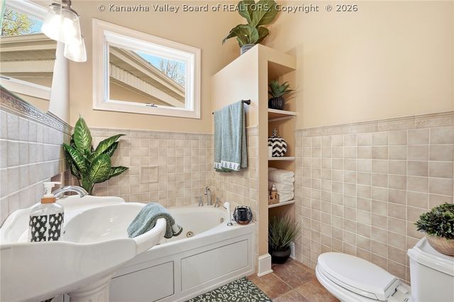 11 Chatwood Road, Charleston, WV 25304