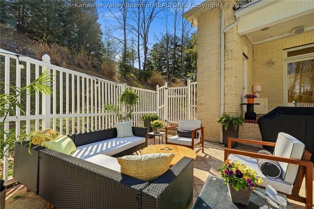 11 Chatwood Road, Charleston, WV 25304