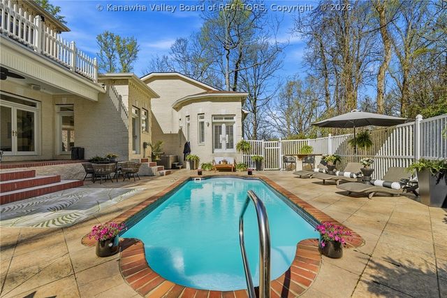 11 Chatwood Road, Charleston, WV 25304