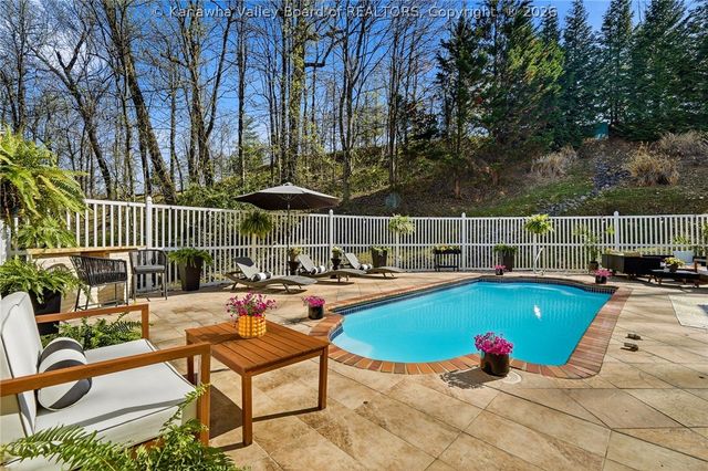 11 Chatwood Road, Charleston, WV 25304