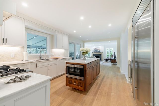 655 CANTERBURY Road, Grosse Pointe Woods, MI 48236