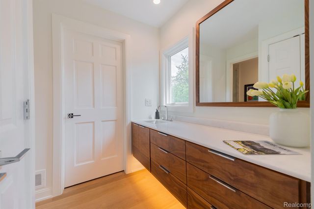 655 CANTERBURY Road, Grosse Pointe Woods, MI 48236