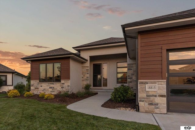 18815 Taylor Circle, Elkhorn, NE 68022