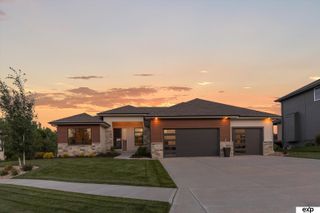 18815 Taylor Circle, Elkhorn, NE 68022