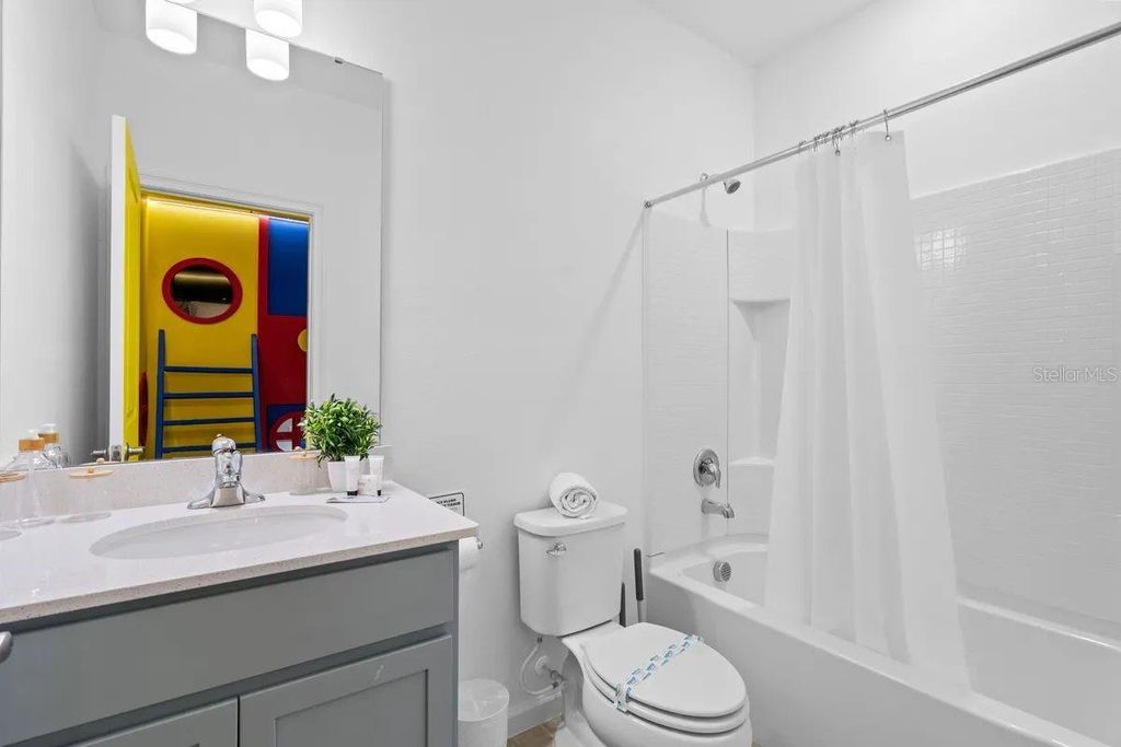 Image 34 of property listing at 10317 EBB TIDE LN, Orlando, FL 32821