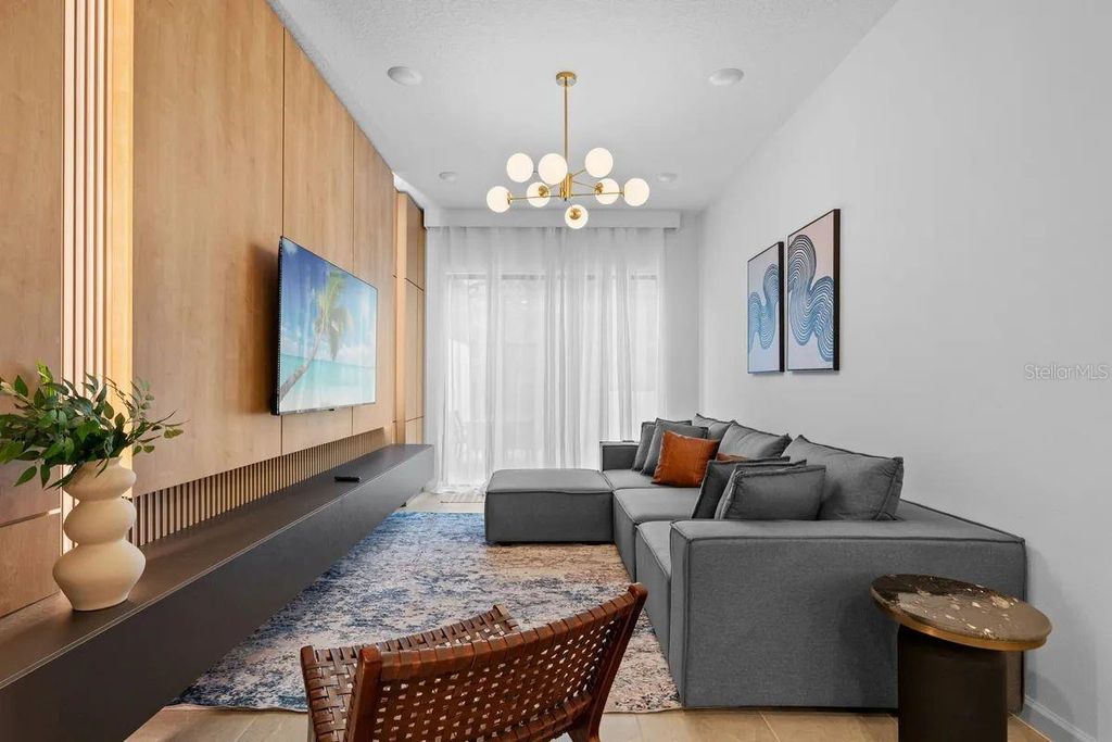 Image 9 of property listing at 10317 EBB TIDE LN, Orlando, FL 32821