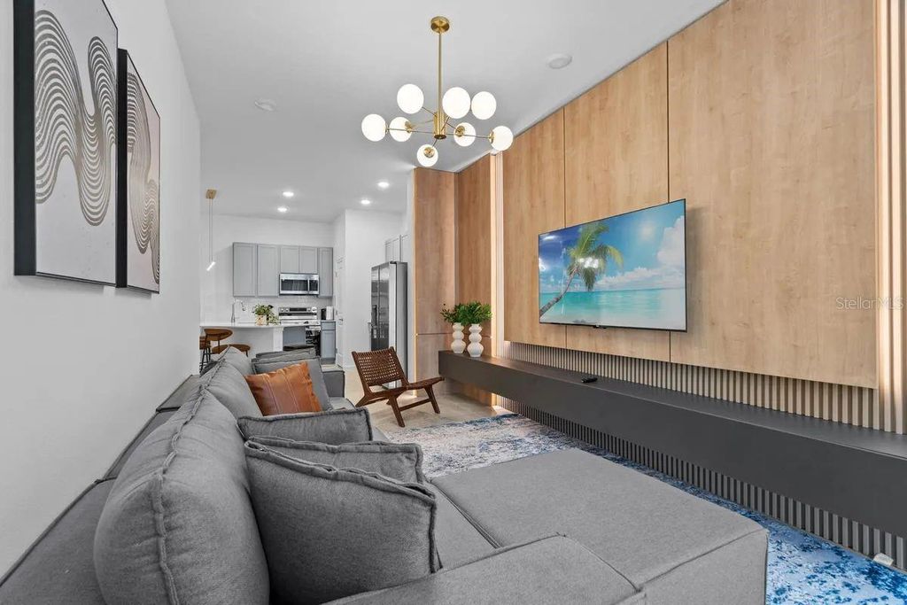 Image 10 of property listing at 10317 EBB TIDE LN, Orlando, FL 32821