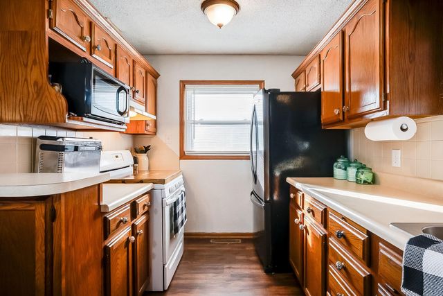 228 Fager Dr, Haysville, KS 67060