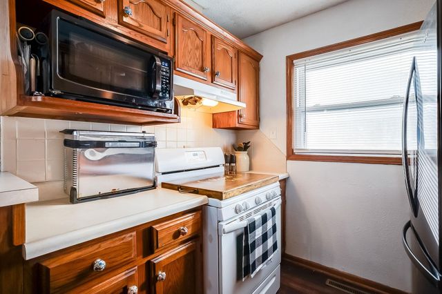 228 Fager Dr, Haysville, KS 67060