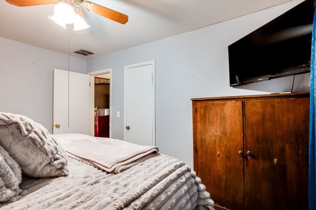 228 Fager Dr, Haysville, KS 67060