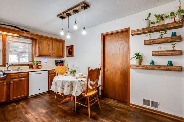 228 Fager Dr, Haysville, KS 67060